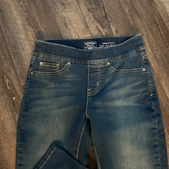 🌷Levi Strauss Shaping Pull on Skinny jeans NWOT - Picture 3 of 8